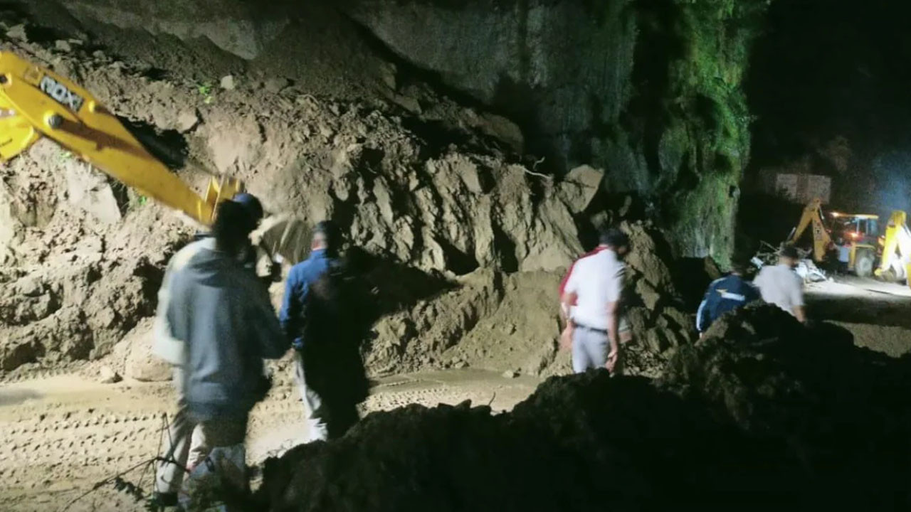 Kabusu yaşadılar! Heyelan can aldı