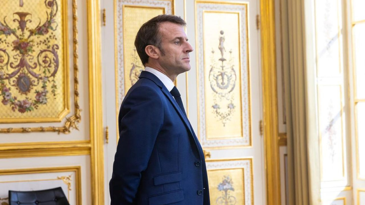 Fransız parlamento liderleri Macron'u azil önergesini reddetti... Fransa'da başbakanın istifasıyla siyasi kriz sürüyor... Macron'un oy oranı: Yüzde 14