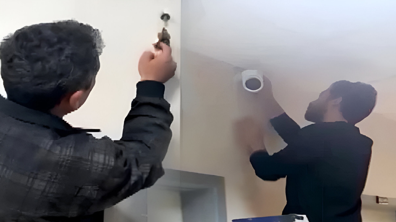 Üniversite gizli kamera skandalı: Profesörün odasında bulundu