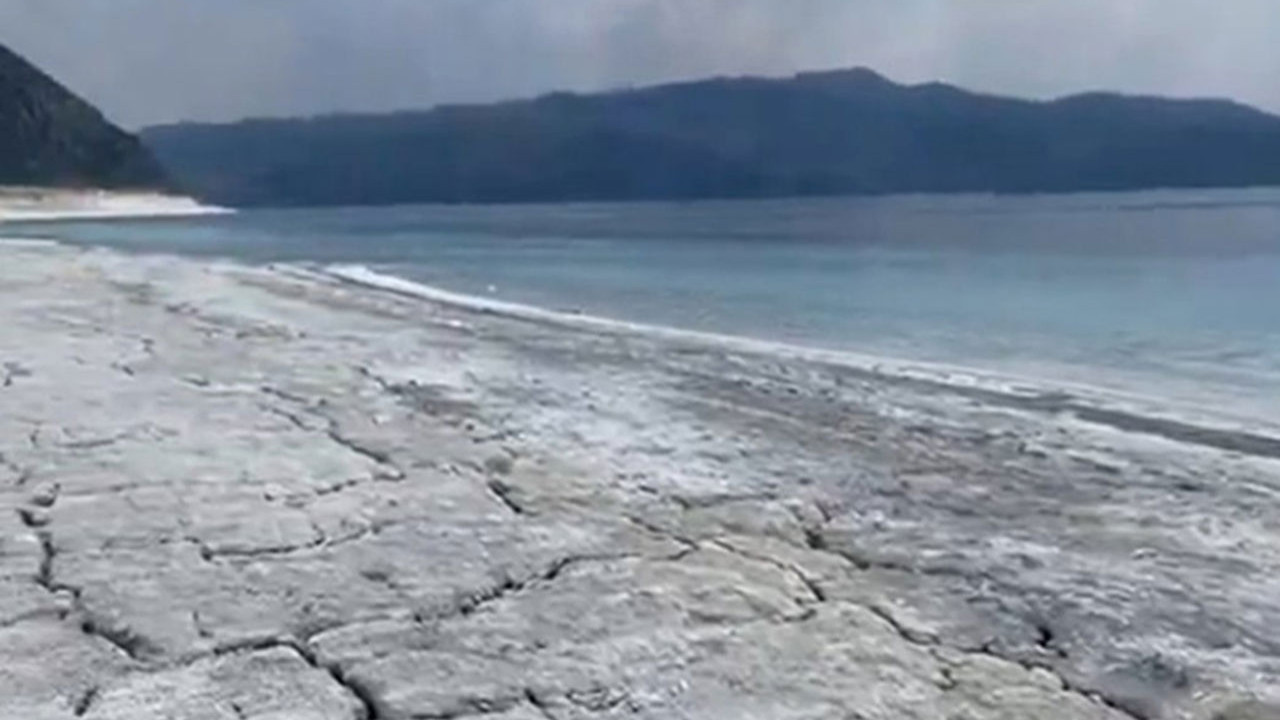 Salda Gölü’nde sular çekiliyor