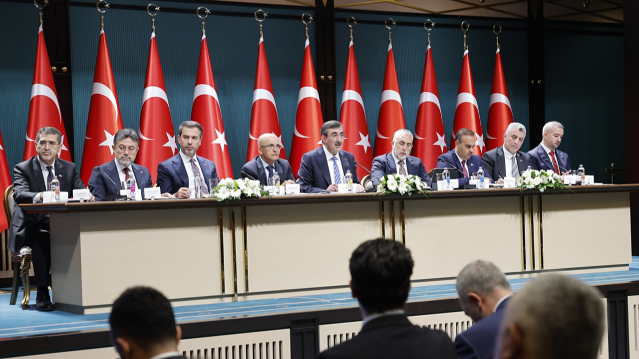 Şimşek'in planları tutmadı...2026 enflasyon hedefi yüzde 68 yükseldi: Bütçe 2.7 trilyon açıkla bağlandı!