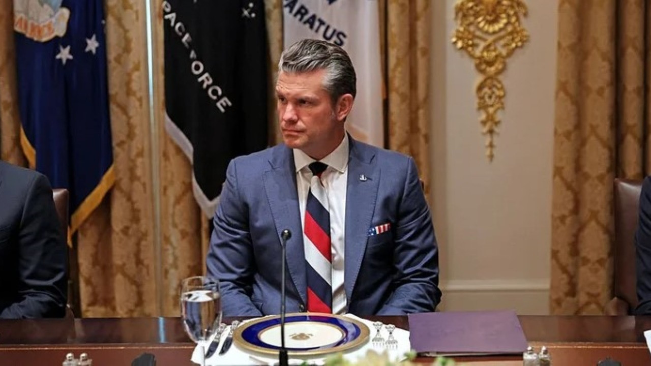 ABD Savaş Bakanı Hegseth'in Rus bayrağı motifli tercihi tartışılıyor: 'O kravatı annen aldı'