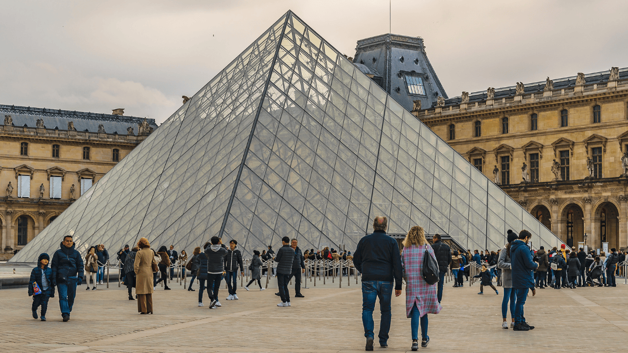Louvre Müzesi’nde su sızıntısı! Yaklaşık 400 eser hasar gördü