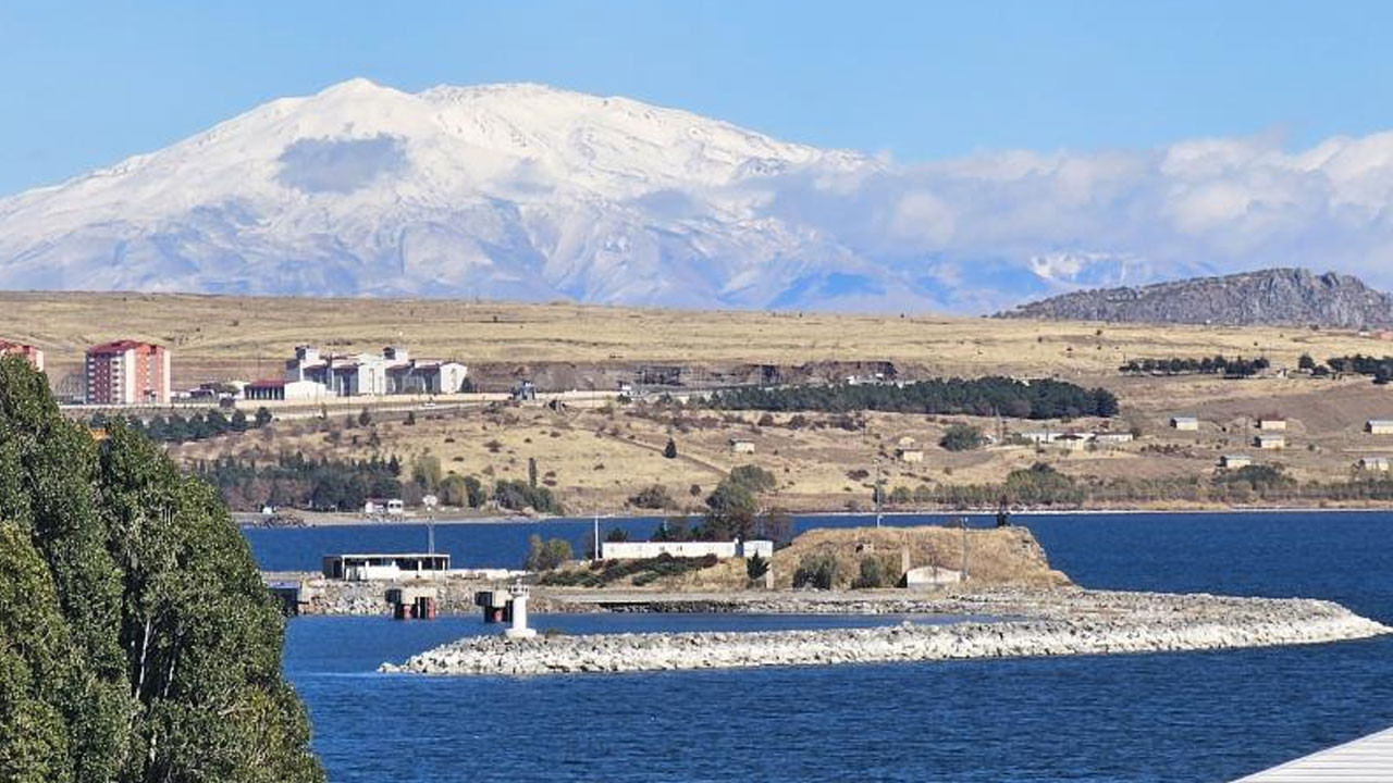 Tatvan'ın yüksek kesimleri beyaza büründü