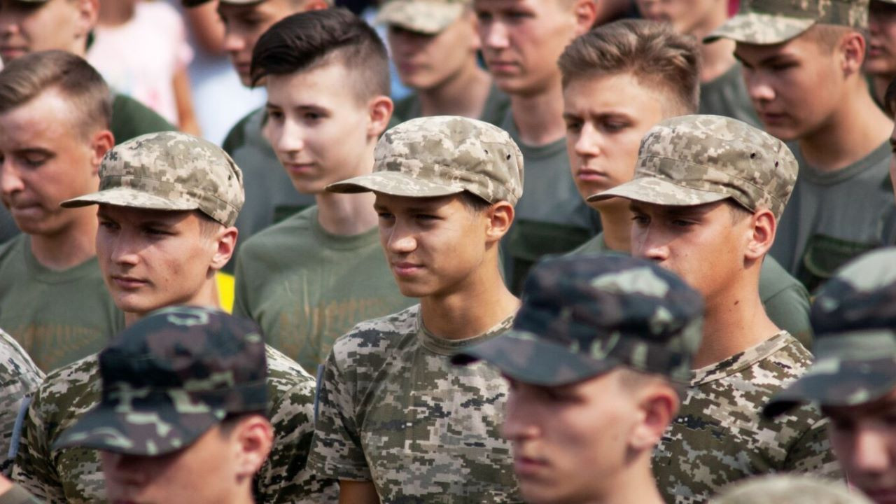 Ukrayna'dan kaçan genç erkeklerin sayısı sadece son iki ayda yüz bini buldu