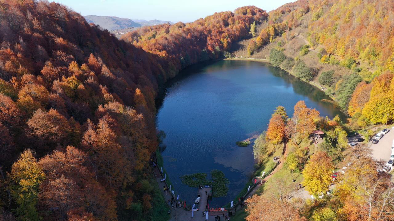 Ordu'daki Ulugöl Tabiat Parkı sonbahar renklerine büründü