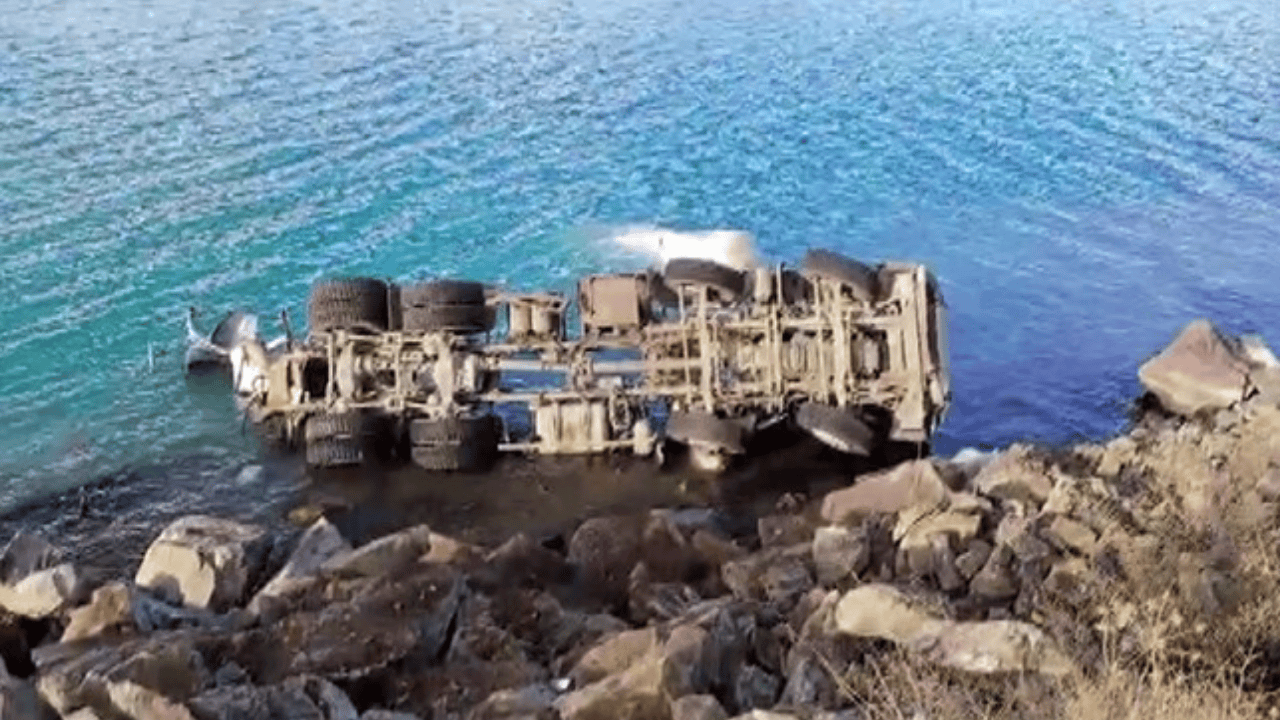 Elazığ'da beton mikseri göle uçtu, sürücü araçta sıkıştı