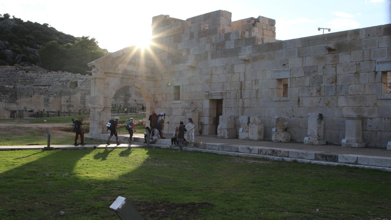 Antalya'da Patara Meclisi’nde genç münazaracılar tartıştı