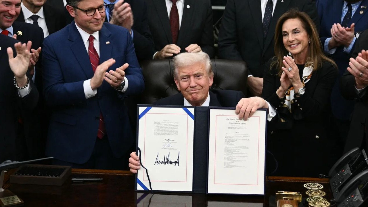 Demokratlardan ihanet: Amerikan hükümeti rekor süreli kapanmadan sonra yeniden açılıyor