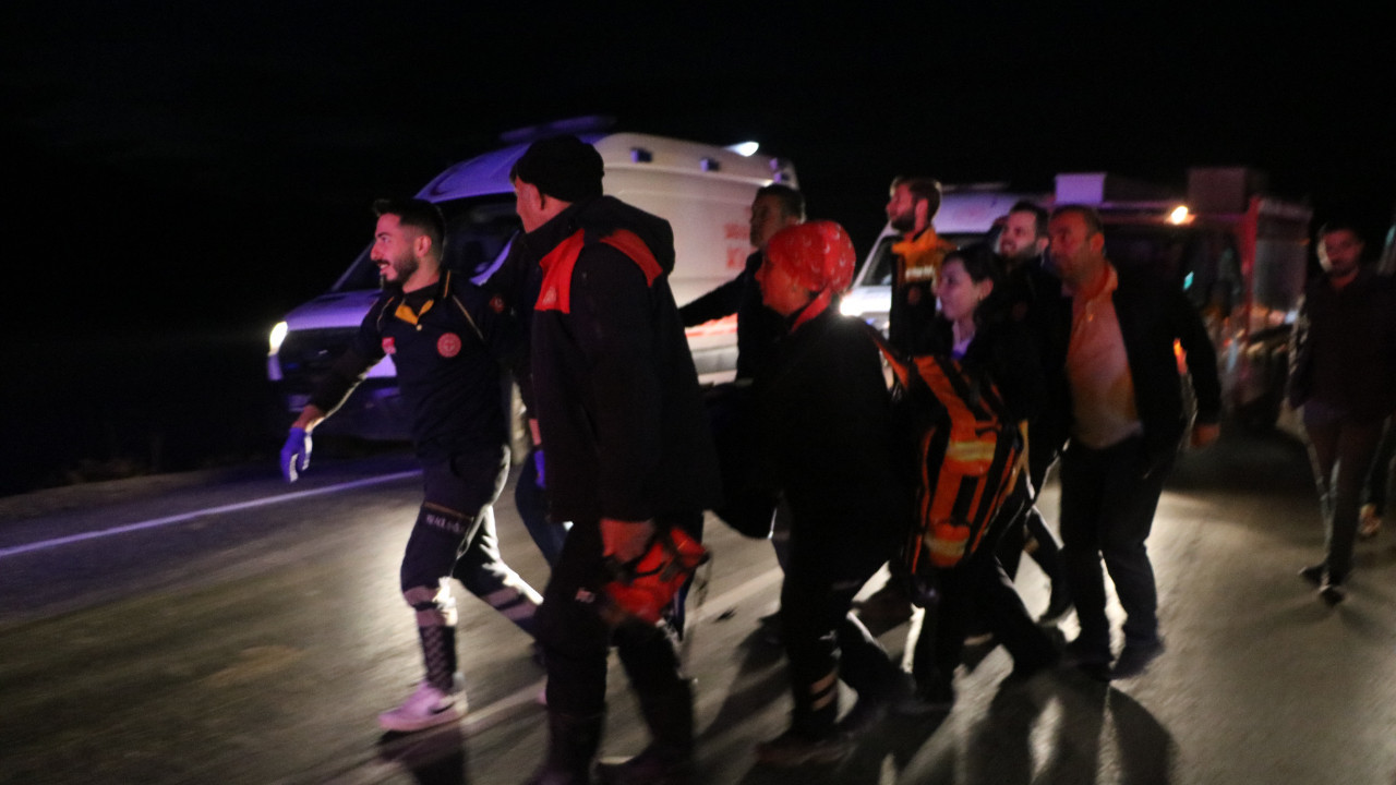 Hakkari'de otomobil takla attı; 5 yaralı var