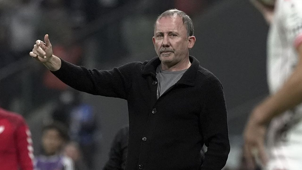 Beşiktaş'ta Sergen Yalçın dört ismin üstünü çizdi! Takımdan ayrılacaklar