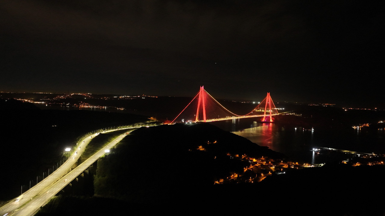 Yavuz Sultan Selim Köprüsü turuncu renkle aydınlatıldı