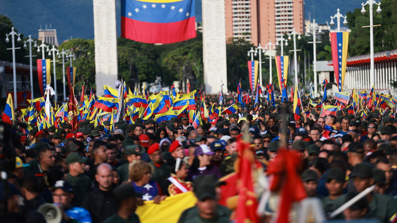 Maduro hükûmeti dimdik ayakta ancak Trump rejimi sallanıyor