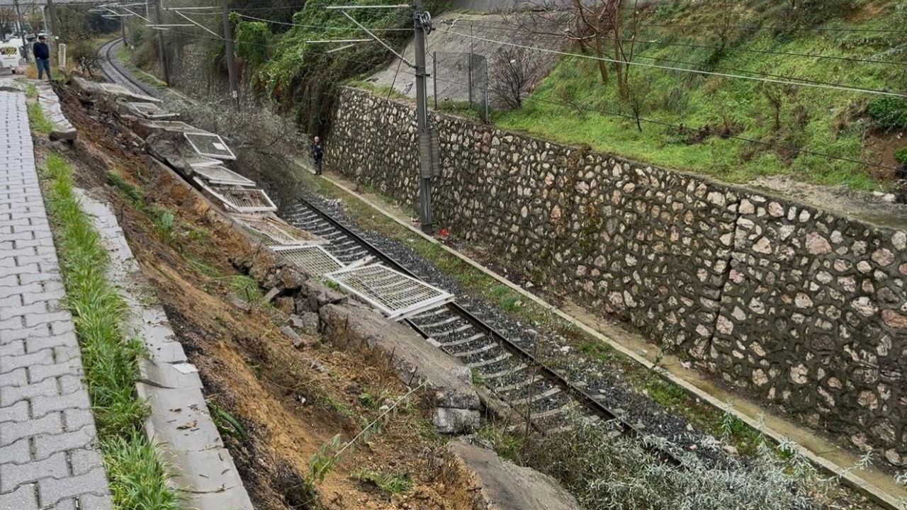 Bandırma'da tren yolunda istinat duvarı çöktü!