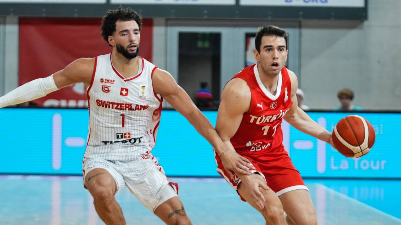 12 Dev Adam, İsviçre'yi devirdi! Türkiye'den 85-60'lık galibiyet