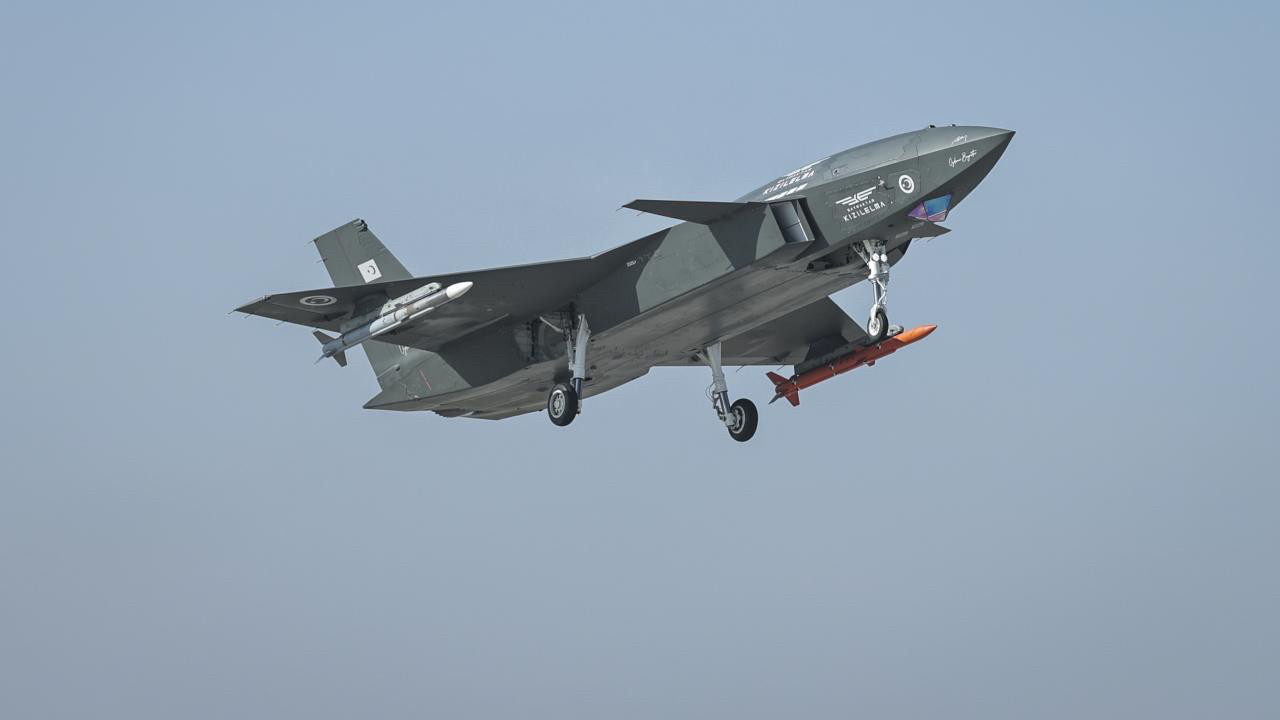 Dünya havacılık tarihinde bir ilk! KIZILELMA yaptı: 'Bu gurur 86 milyonun'