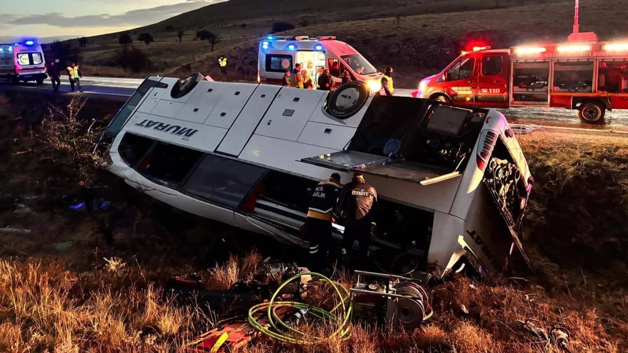 Yolcu otobüsü devrildi: 2 kişi hayatını kaybetti