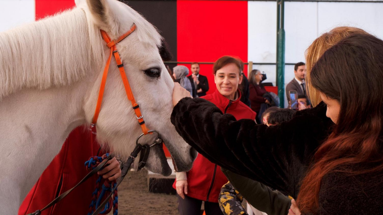 3 Aralık Dünya Engelliler Günü’nde özel çocuklar Hipodrom.com Atla Terapi Merkezi’nde buluştu