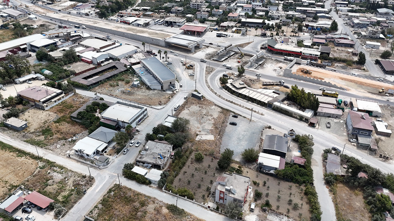 Yol yapımı, elektrik ve su kesintileri isyan ettirdi