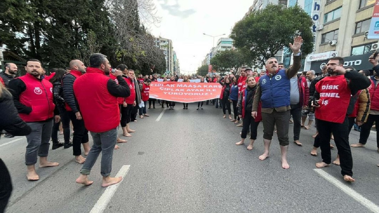 İzmir’de işçilerden CHP'ye karşı çıplak ayaklı eylem!