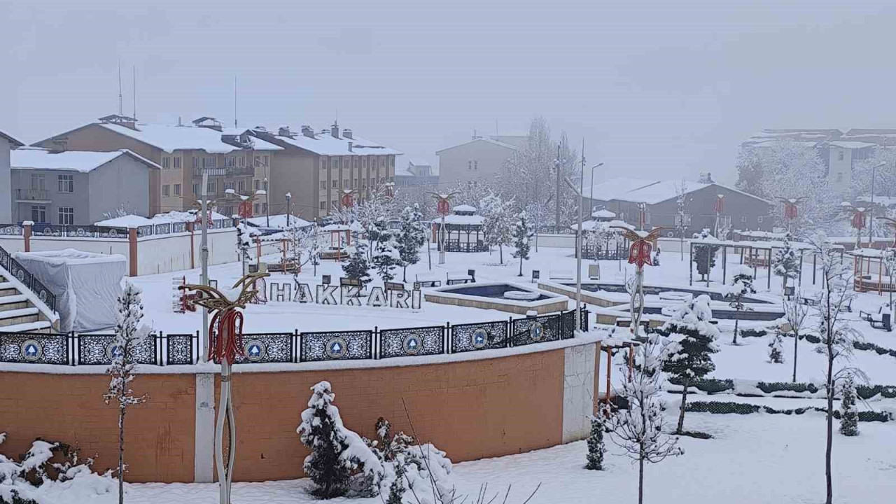 Hakkari’de kar yağışı kartpostallık manzaralar oluşturdu