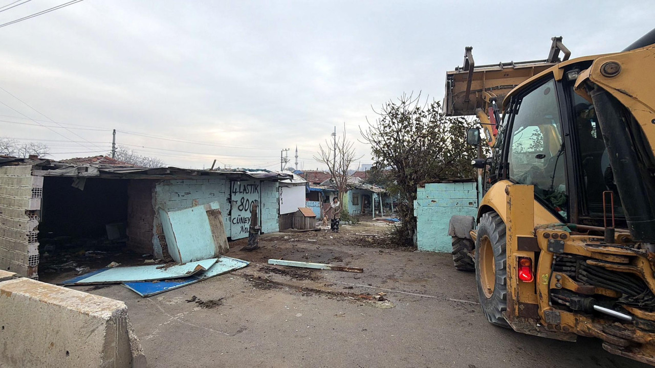 Kore Mahallesi'nde 70 metruk bina yıkıldı