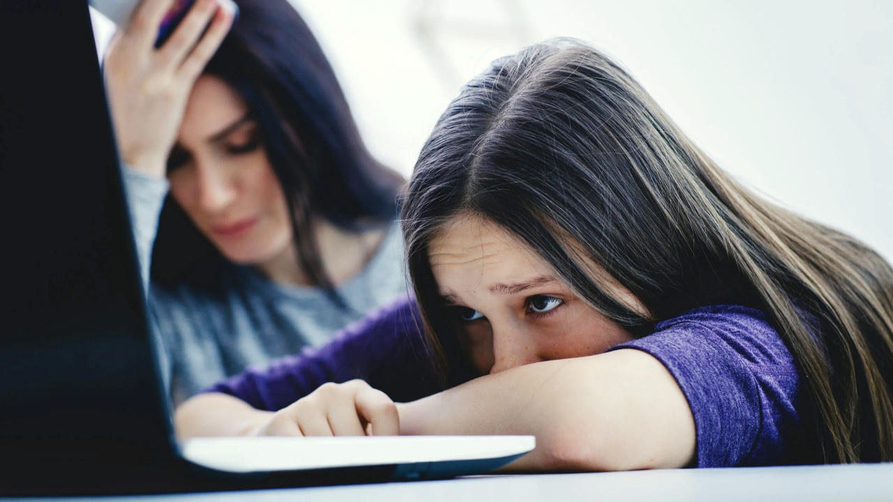 Siber zorbalığı durdurmanın anahtarı aile, okul, toplum işbirliği