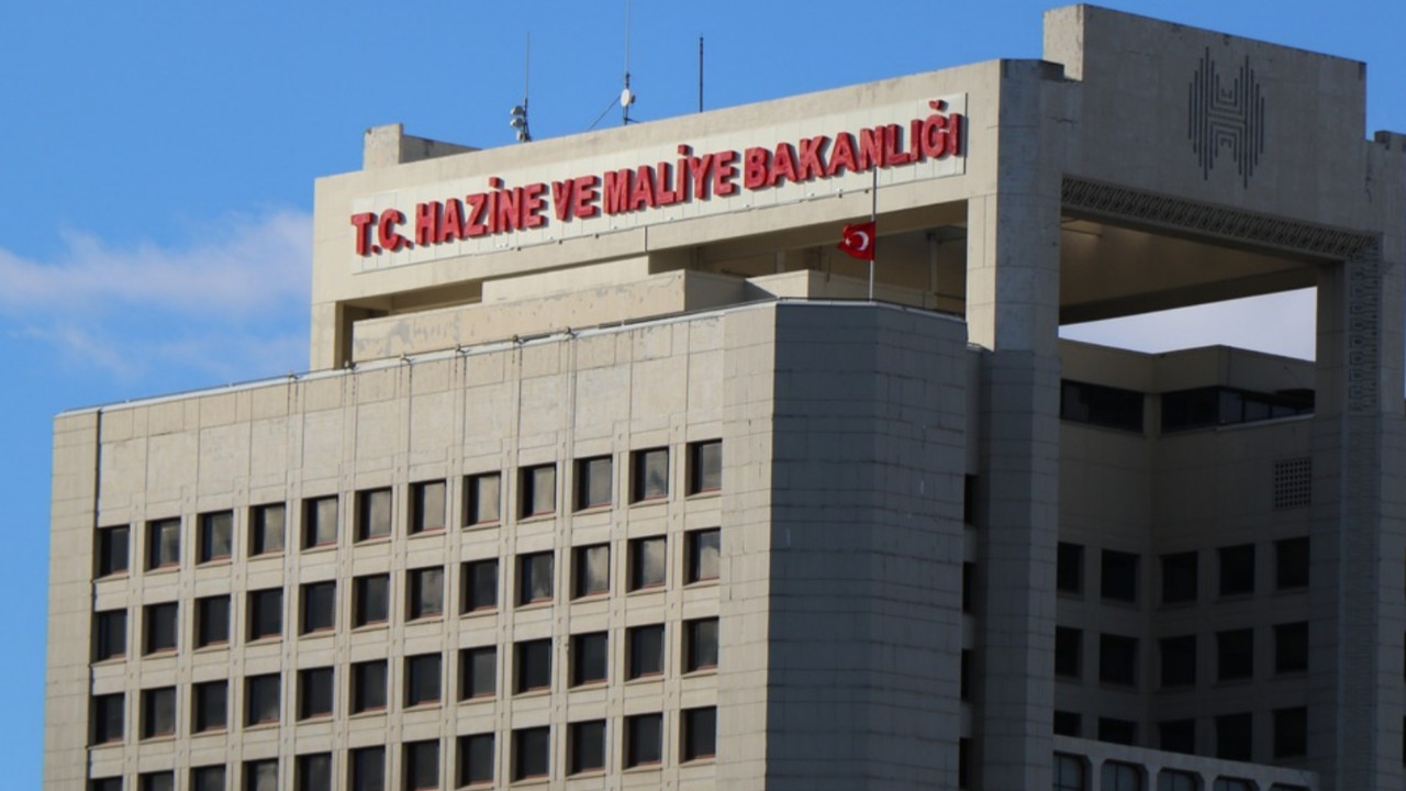 Bütçe kasımda fazla verdi yıl genelinde açık sürüyor