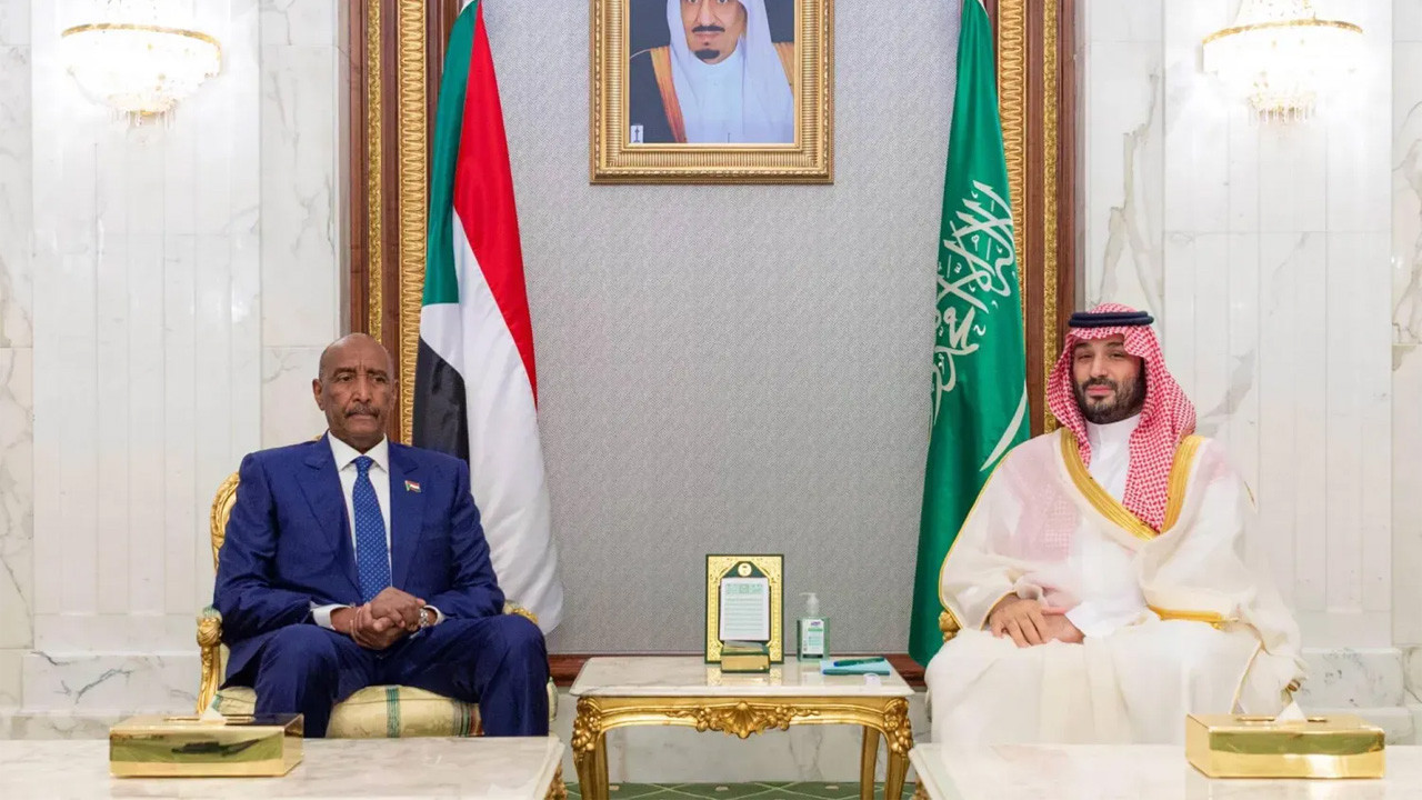 Suudi Arabistan'da kritik görüşme! Sudanlı komutan Bin Selman'la bir arada