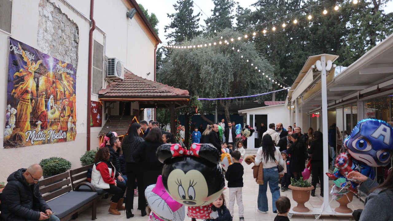 İskenderun'da geleneksel Noel hediyeleri dağıtıldı