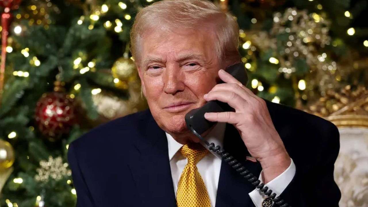 Trump'tan Noel'de geleneksel yaylım ateşi: 'Radikal solcu pislikler ve ezikler sizi de kutlarım'
