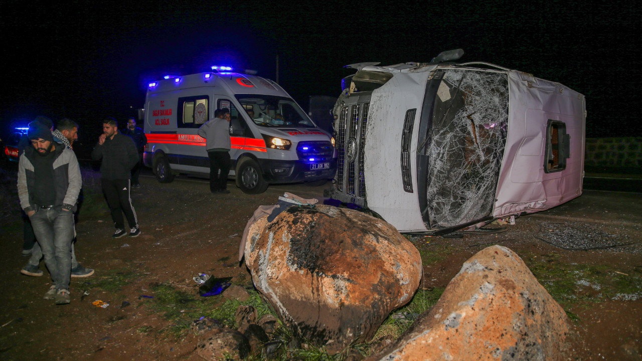 Diyarbakır'da kaza oldu! 16 kişi yaralandı