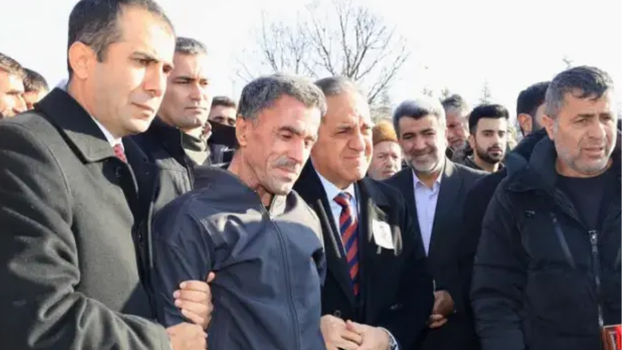 Şehit cenazesinde görüntülendi! Acılı babanın o hali yürek dağladı