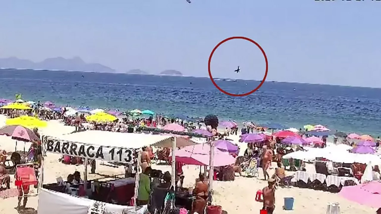 Brezilya'da uçak düştü! Kaza anı kamerada...