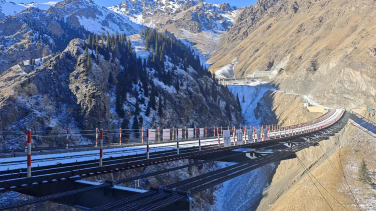 Bariyerden Koridora: Dünyanın en uzun ekspres yolu tüneli trafiğe açılıyor