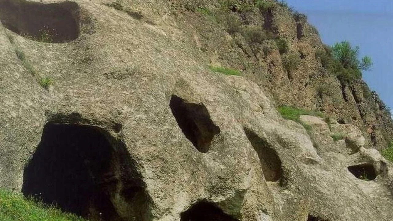 Tarih ve doğa meraklılarının ilgisini çekiyor! İşte Çankırı'nın İndağı Kaya Mezarları