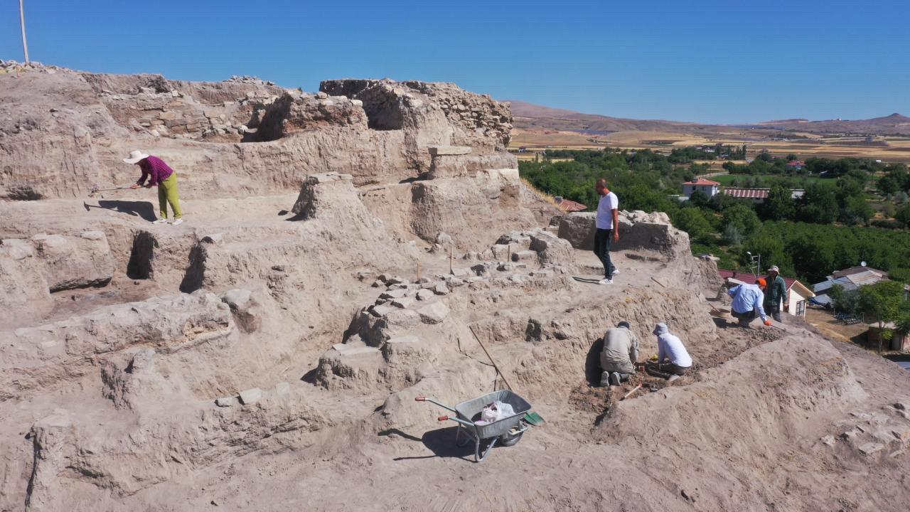 Elazığ'da gün yüzüne çıkarıldı! 7 bin 500 yıllık olduğu değerlendiriliyor