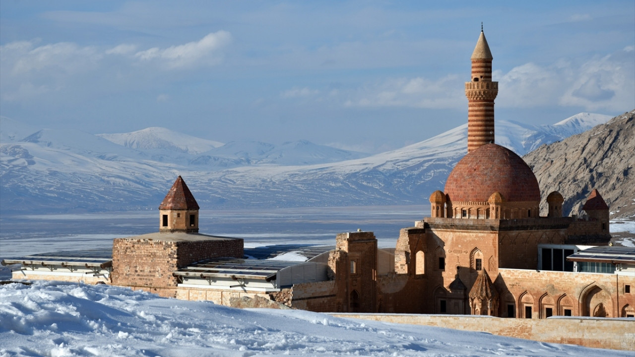 Kış güzelliği büyülüyor! Ağrı’nın Doğubayazıt ilçesinde yer alıyor