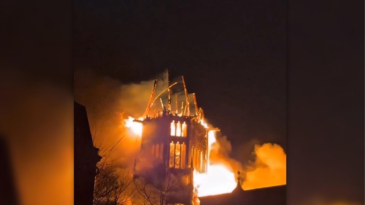 150 yıllık tarihi bina yandı! Sebebi havai fişekler mi?