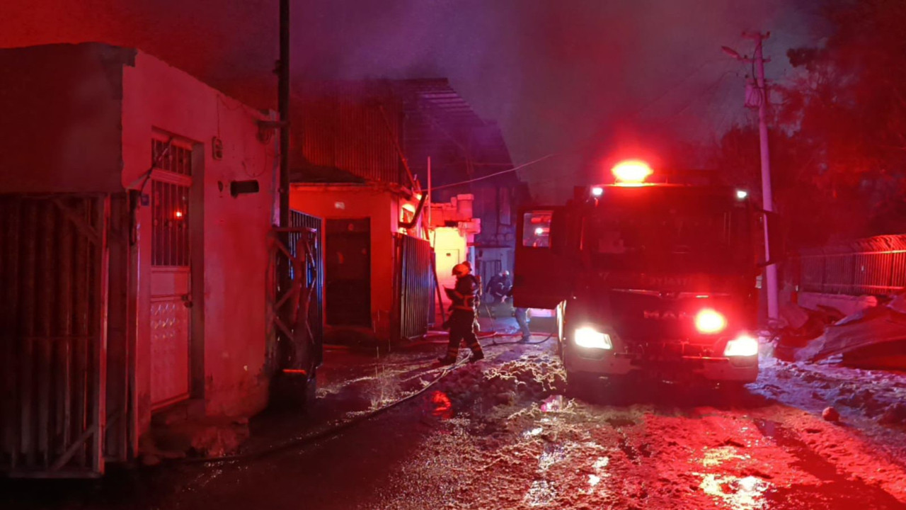 Şanlıurfa’da oduncular pazarında yangın çıktı