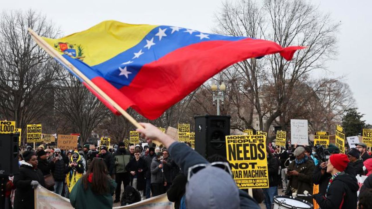 ABD'nin Venezuela'ya askeri müdahalesi Beyaz Saray önünde protesto edildi
