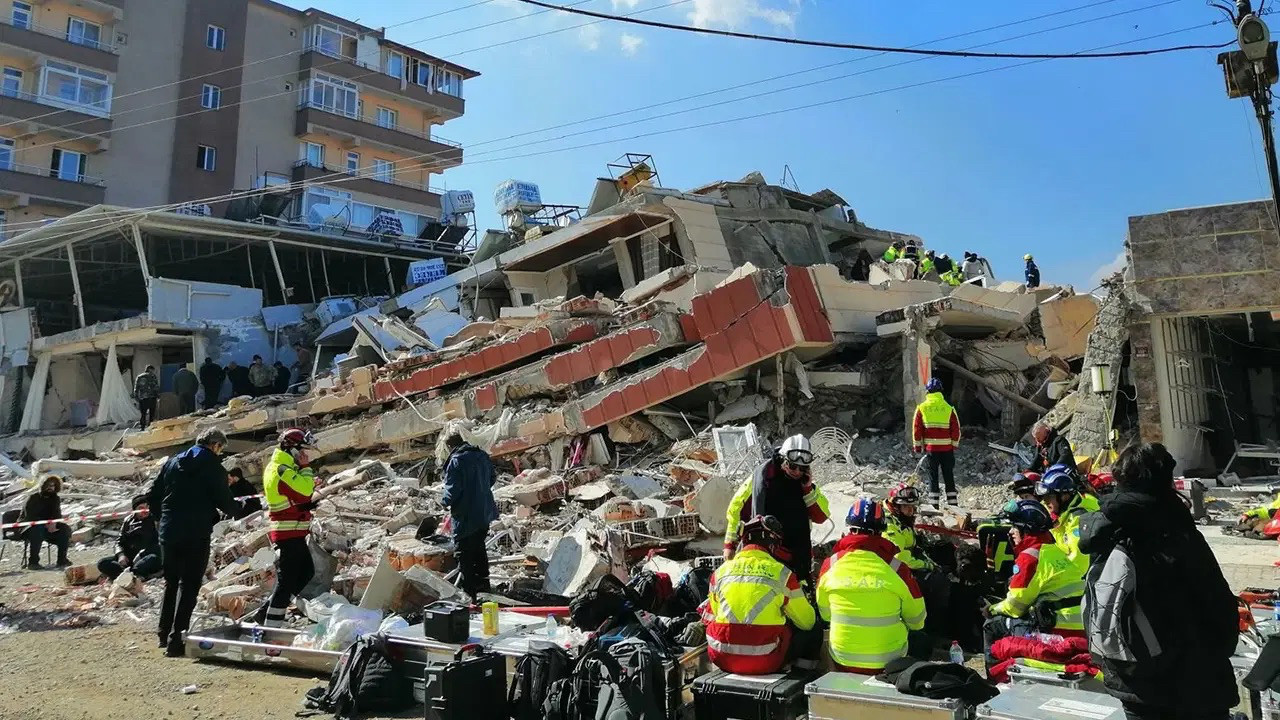 Hatay Kırıkhan’da Yağmur Apartmanı davası: Enkazdan kurtulan oğluyla adalet arayışı