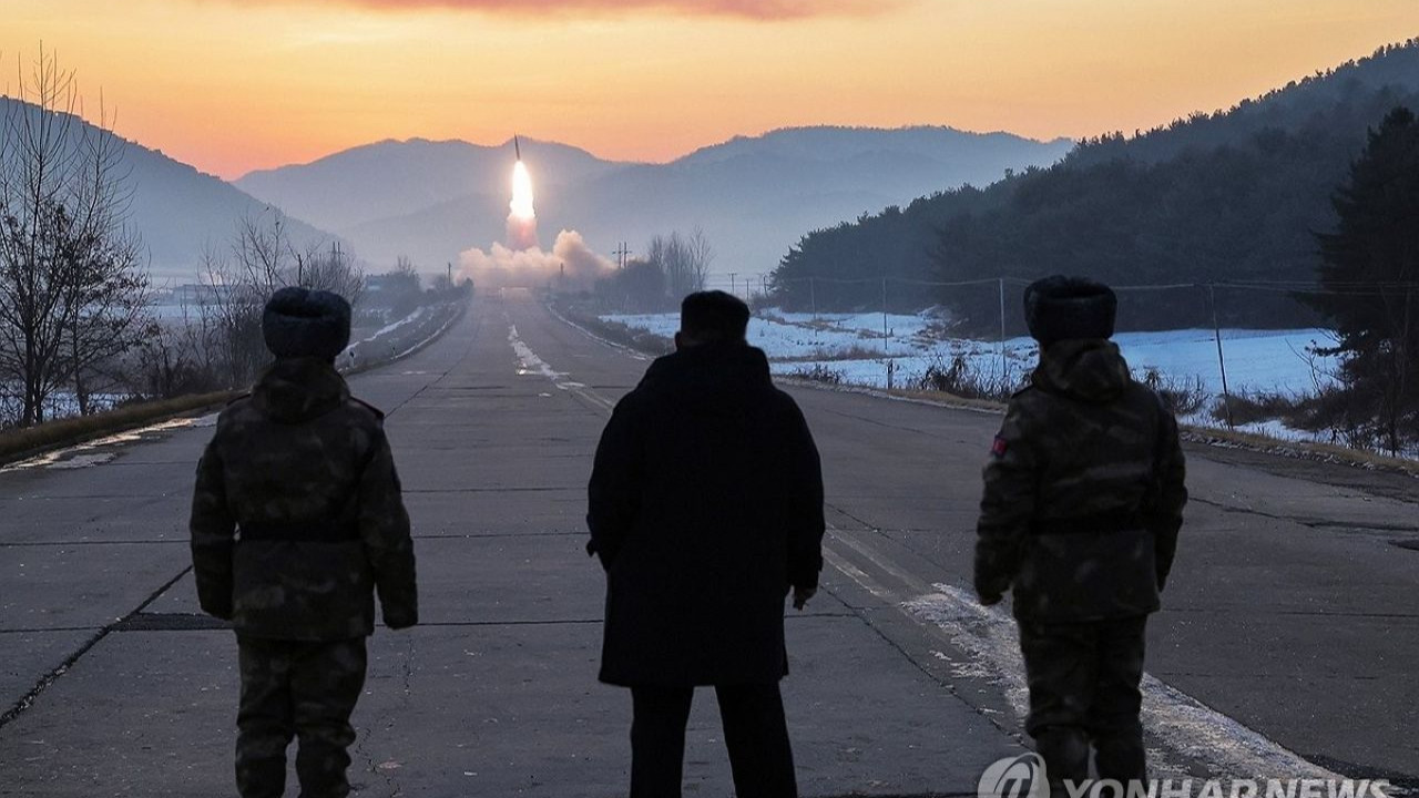 Kim Jong-un Venezuela saldırısına balistik füze testiyle yanıt verdi: 'Washington'ın haydut ve vahşi doğasını kınıyoruz'