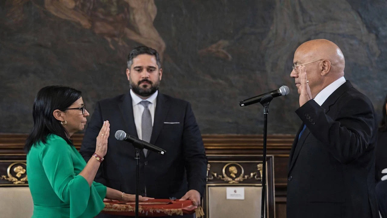 Venezuela’nın başkan vekili olarak yemin etti! İncil'i Maduro'nun oğlu tuttu