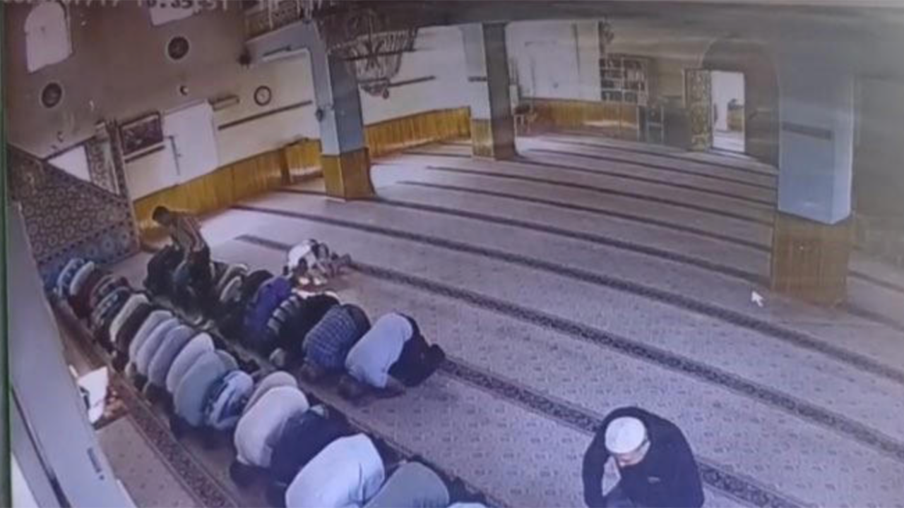 Camide namaz kılan komşusunu öldürdü! Söyledikleri kan dondurdu...