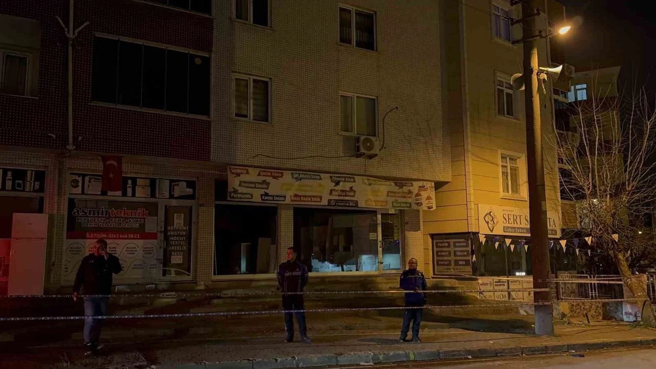 Gebze’de apartman girişinde çökme: Vatandaşlar tahliye edildi