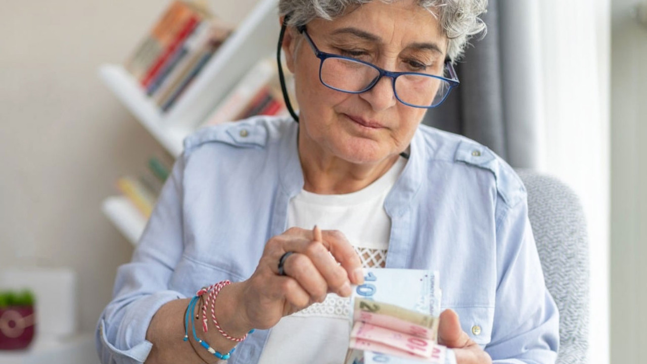 Kadınlar kaç yaşında emekli olabilir? 2026 en düşük emekli aylığı ne kadar?