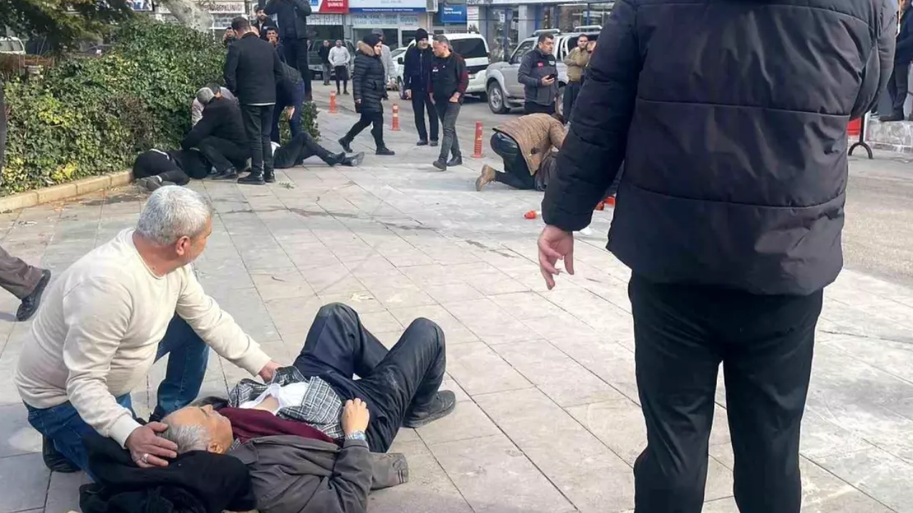 Karaman'da ortalık karıştı! Baba ve 3 oğlu sokak ortasında vuruldu