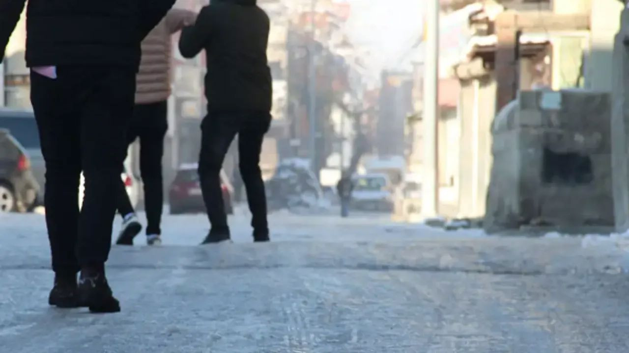 Kösele ayakkabı, kundura ve yüksek topuk ayakkabı giymeyin! Uzman isim uyardı