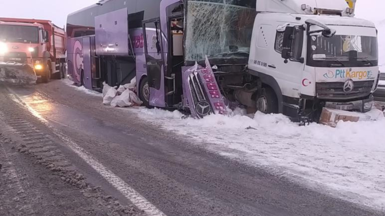 Kars'ta yolcu otobüsü kamyona çarptı! Çok sayıda yaralı var